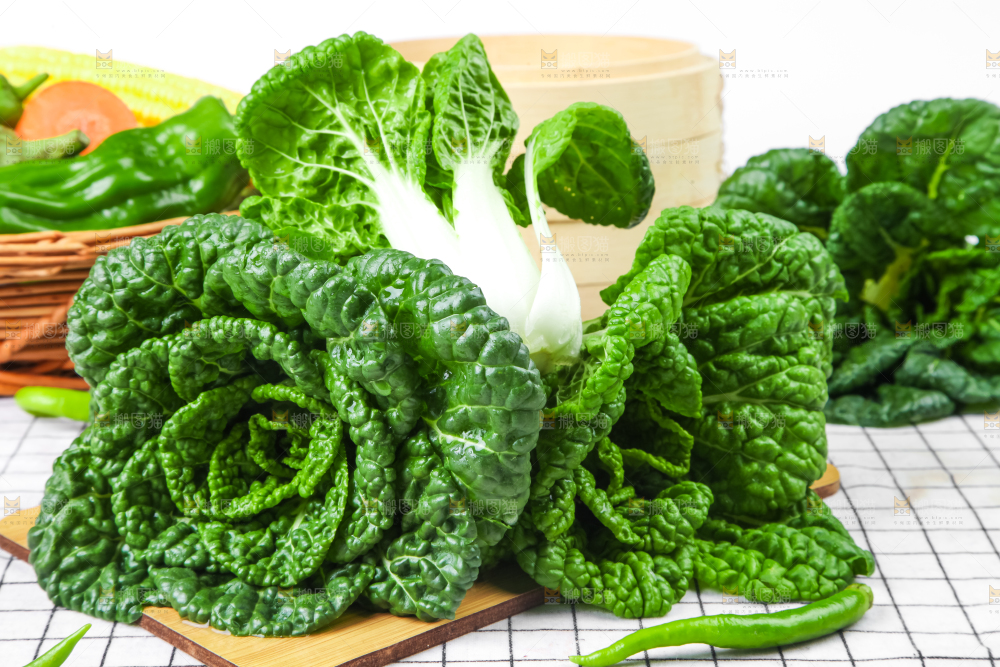 木板上的奶油白菜