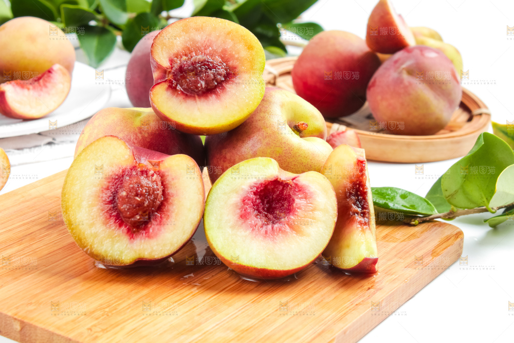 木板上放着云南冬桃