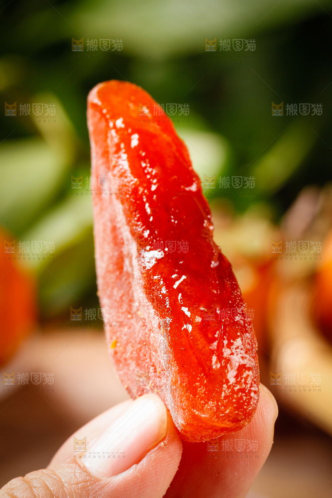 手里拿着柿饼