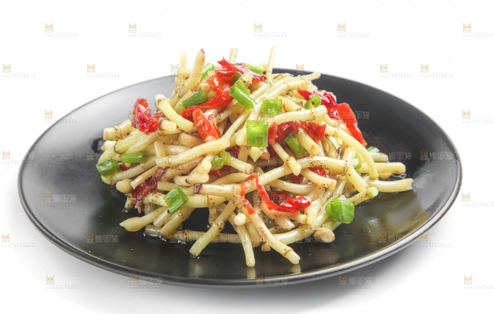 盘子里装着炒鱼腥草