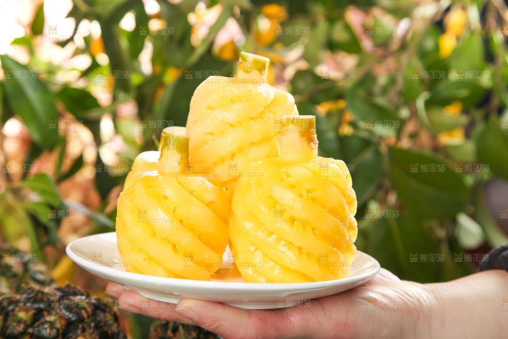 盘子里装着香水小菠萝