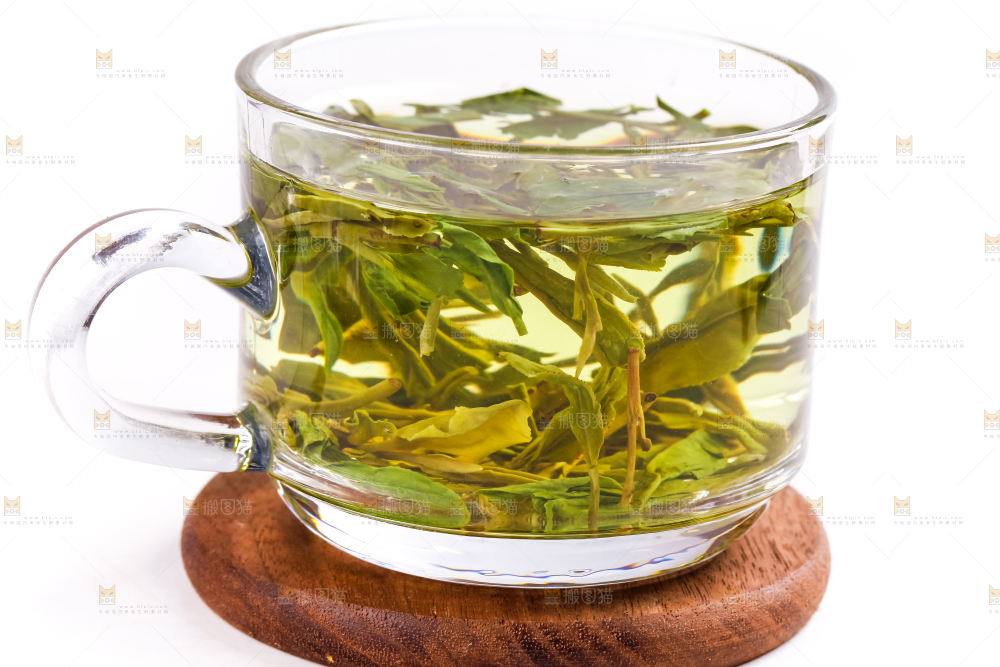 杯子里泡着龙井茶