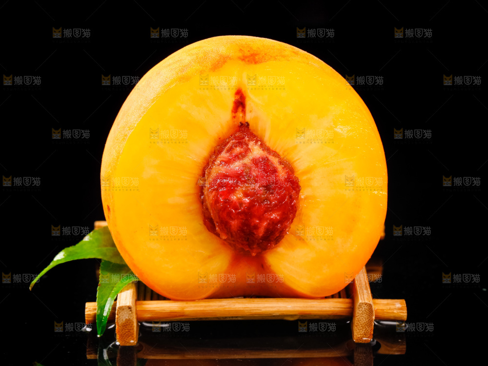 黑底上放着新鲜黄桃