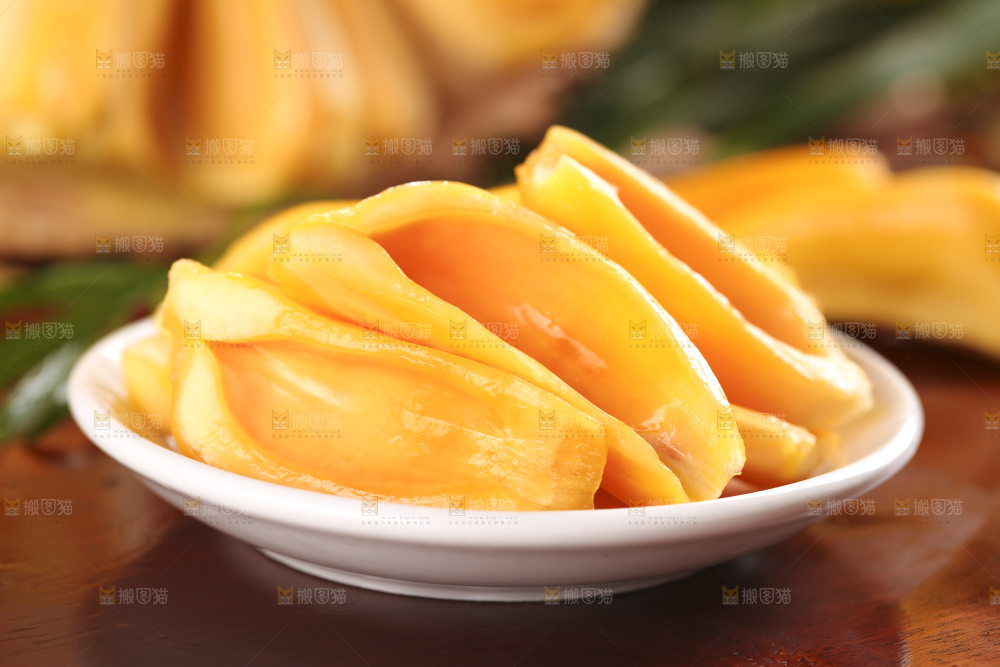 盘子里装着红心菠萝蜜