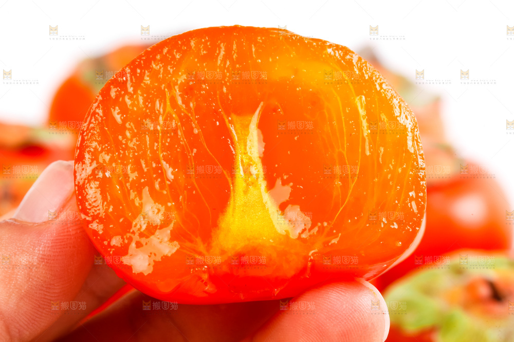 白底上摆放着新鲜柿子