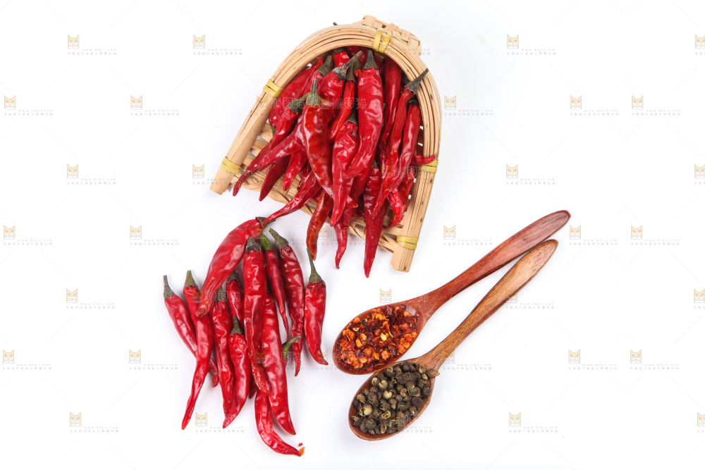 白底上放着香料组合