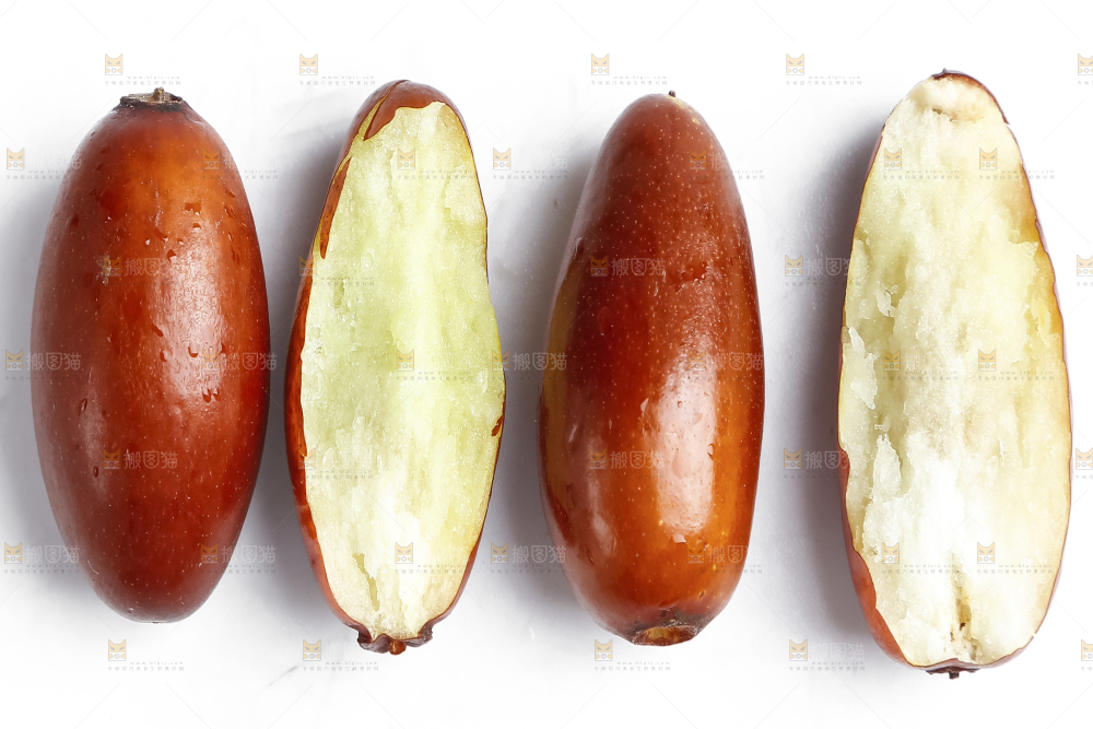 白底上放着新鲜红枣