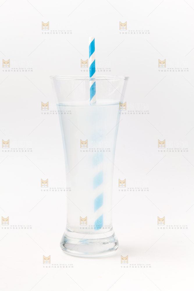 杯子里装着椰子汁