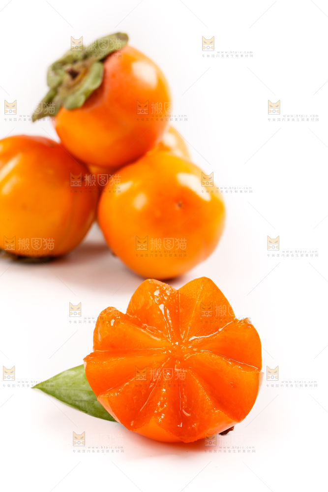 白底上放着甜柿子