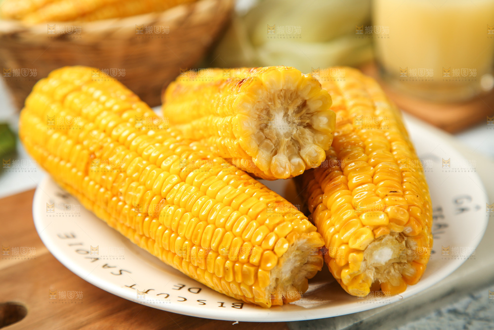 木板上放着熟玉米