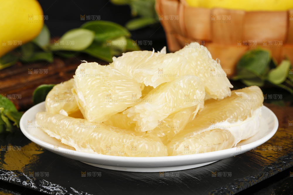 盘子里装着柚子果肉