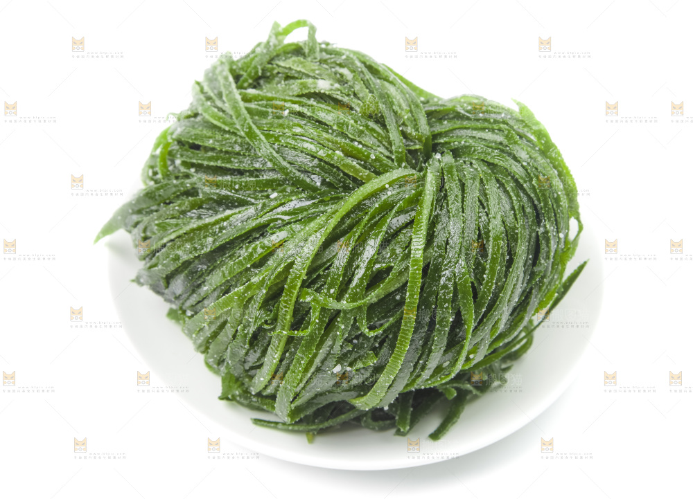 白底上的盐渍海带丝
