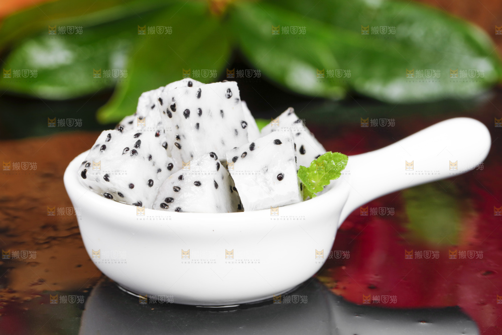 黑石板上的云南白心火龙果