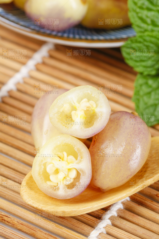 竹底上的广西七彩椒