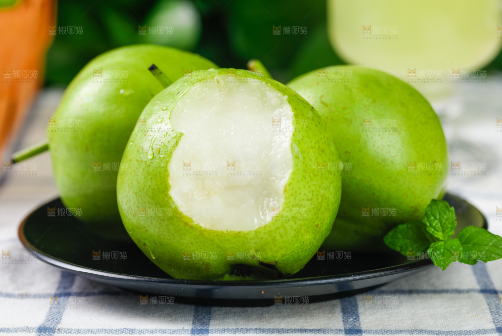 格子布上放着一盘青皮梨