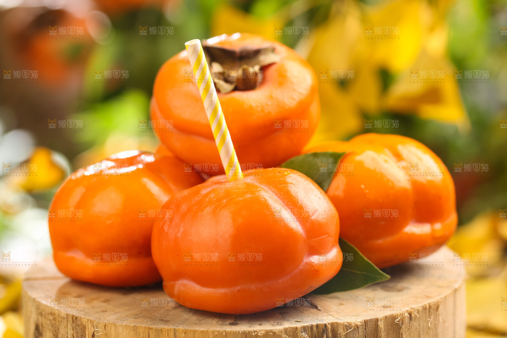 木板上放着易县磨盘柿