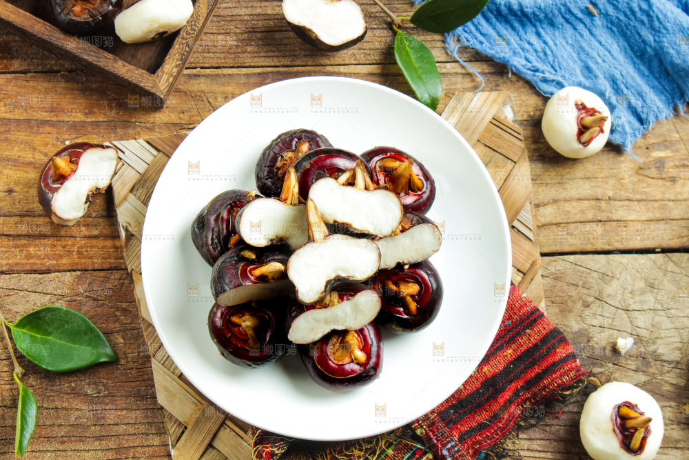 盘子里装着马蹄果