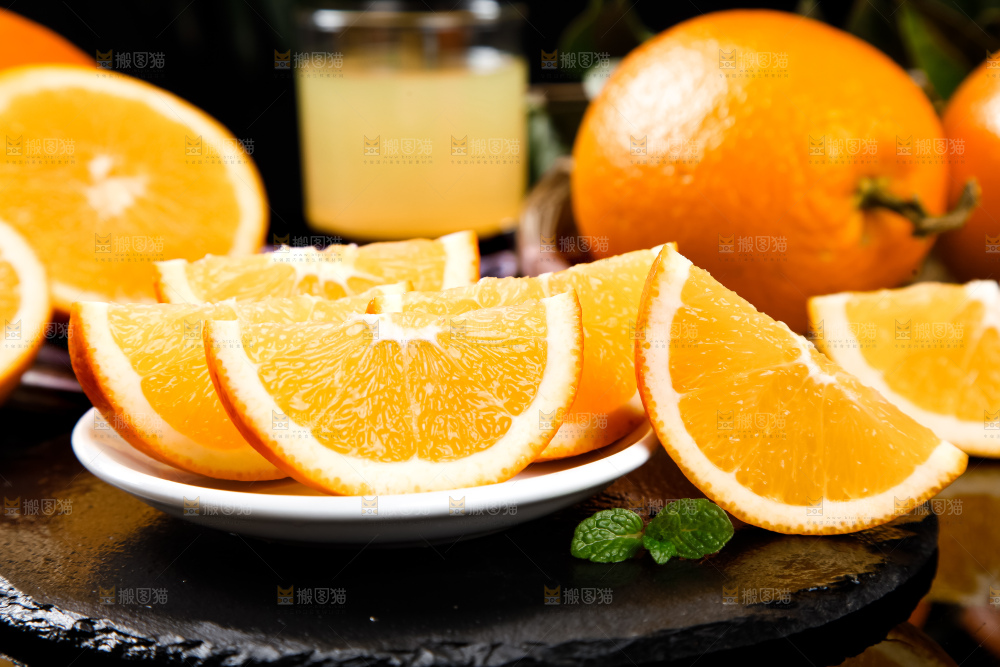 盘子里装着橙子果肉