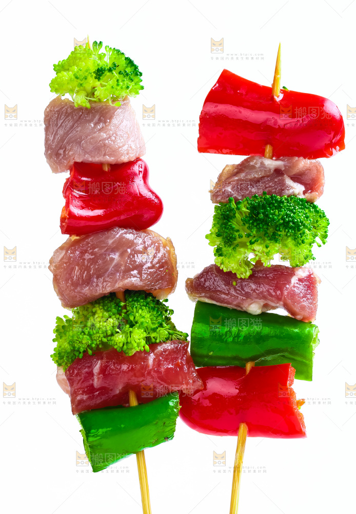 白底上的肉串