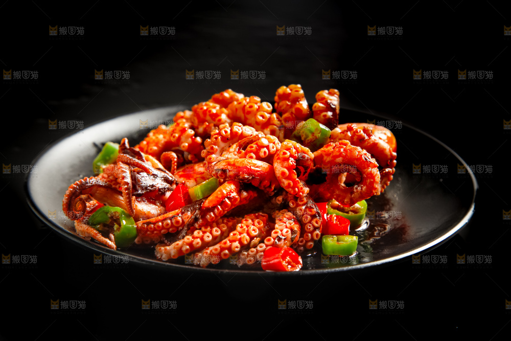盘子里装着香辣鱿鱼