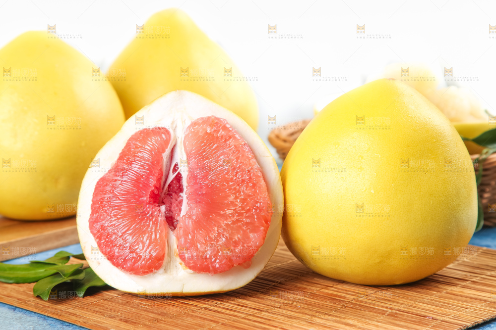 木板上的红心蜜柚
