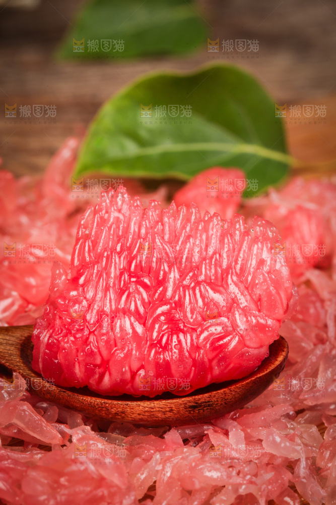 勺子里装着蜜柚