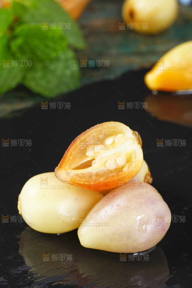 黑石板上放着七彩椒