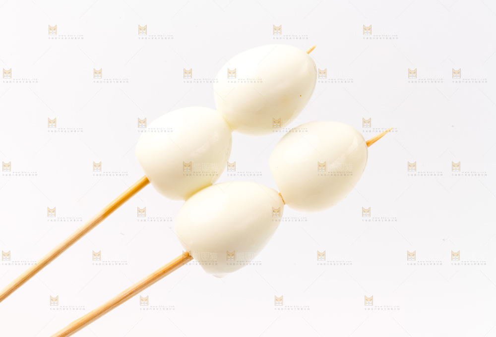 白底上的鹌鹑蛋串