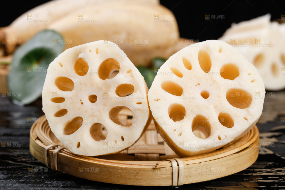 篮子里放着湖北莲藕