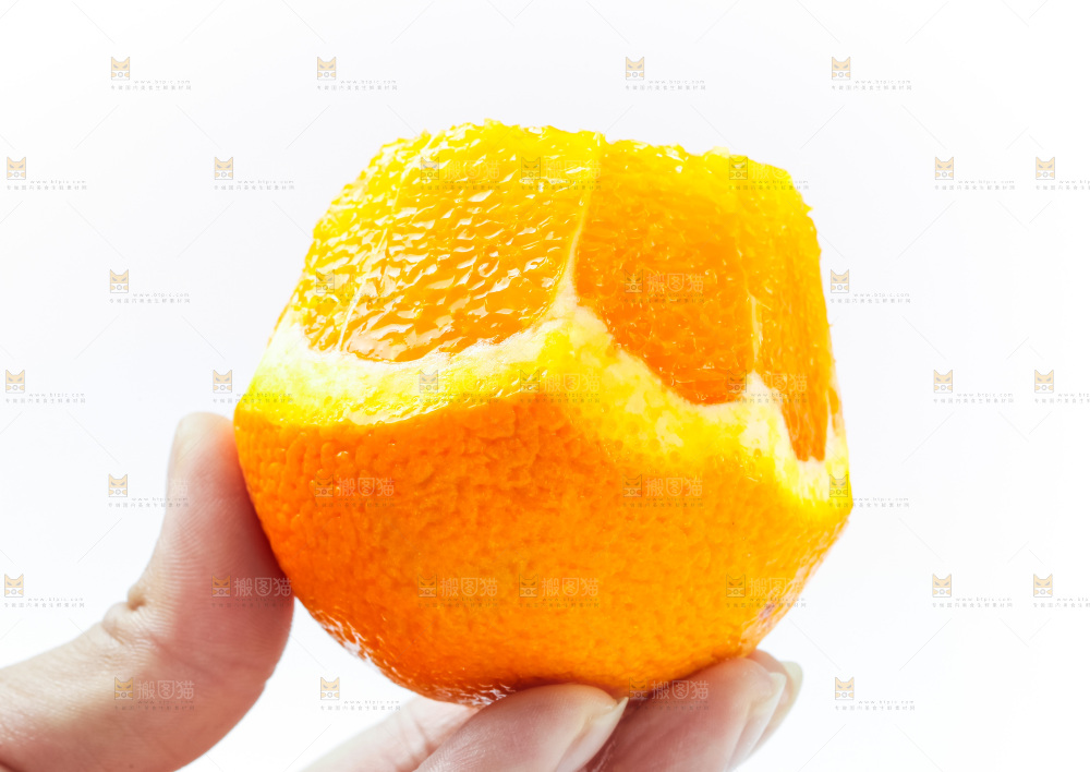 手拿新鲜橙子