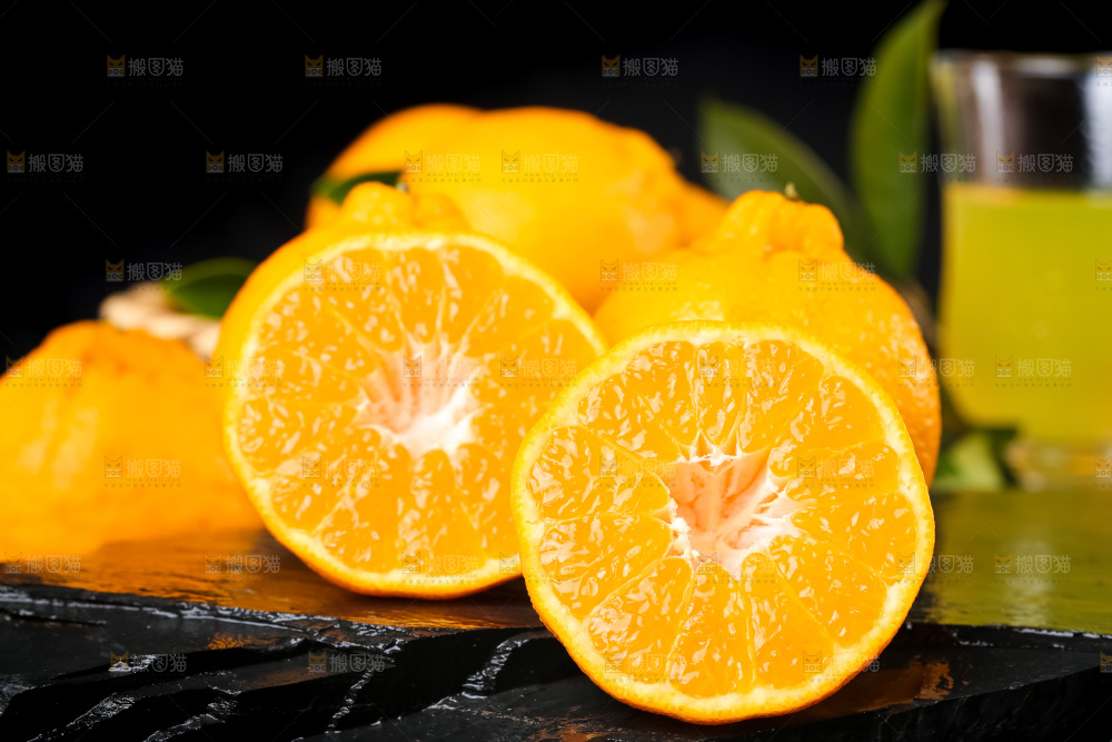 黑底上放着丑橘