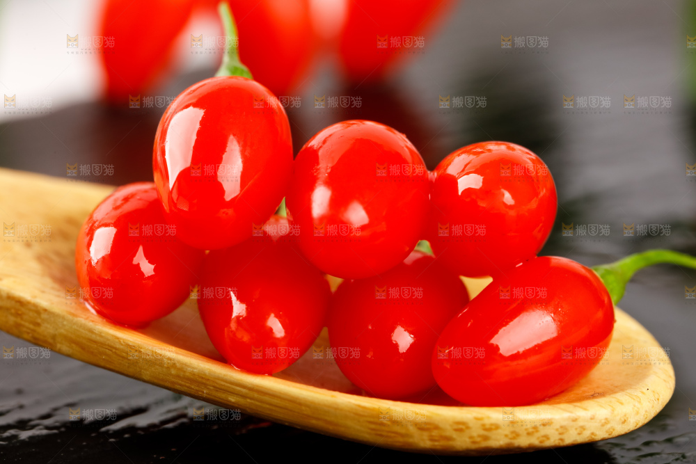 深底上放着枸杞鲜果