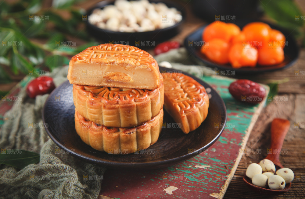 切开的蛋黄月饼放在木底上