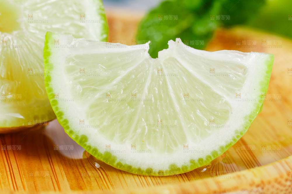 盘子里装着海南香水柠檬