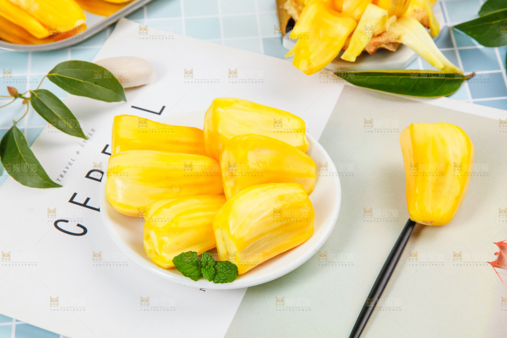 盘子里装着黄心菠萝蜜