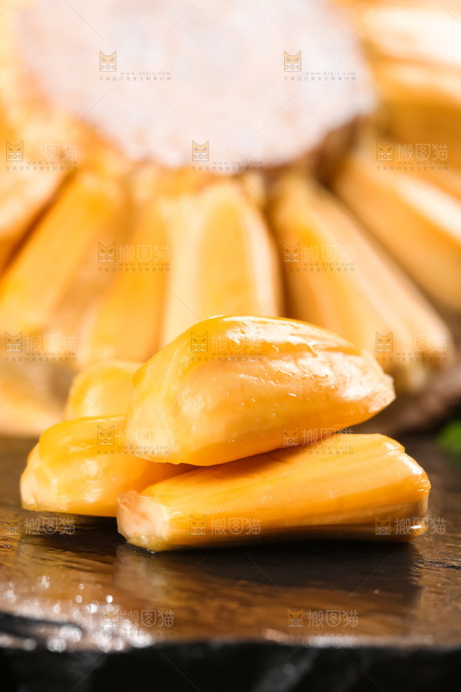 石板上放着红心菠萝蜜