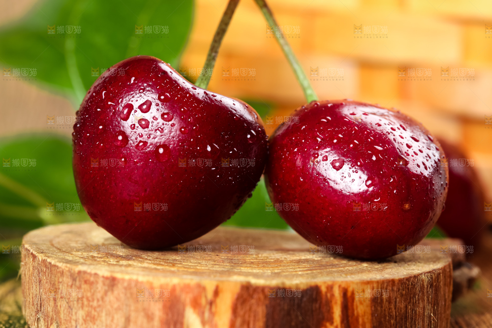 木板上的山东烟台车厘子