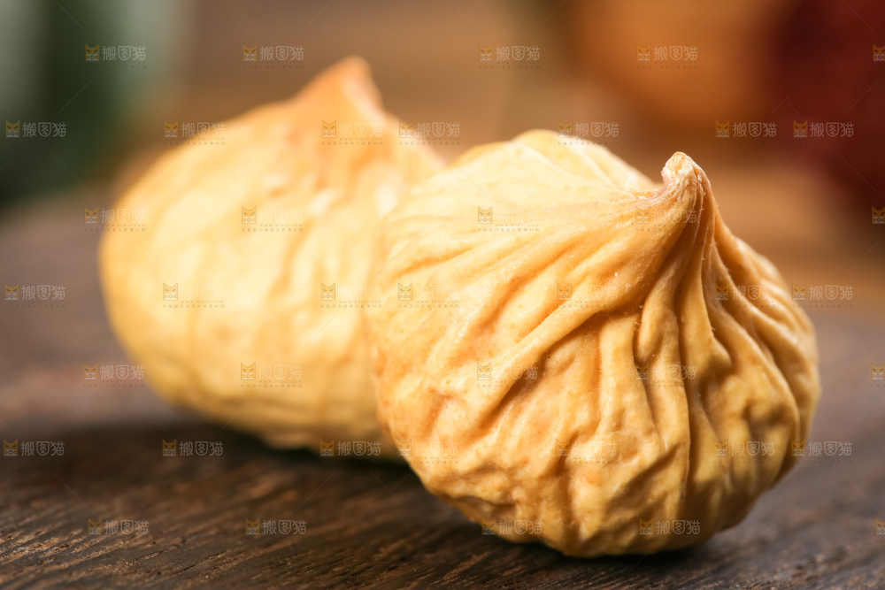 木板上的土耳其无花果干