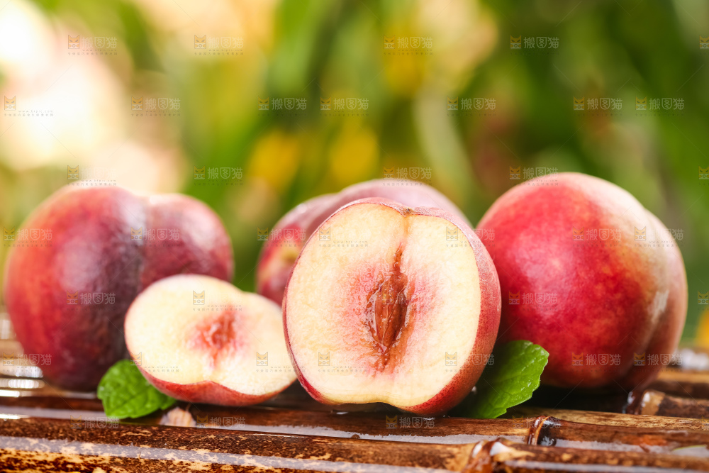 竹底上放着新鲜冬桃