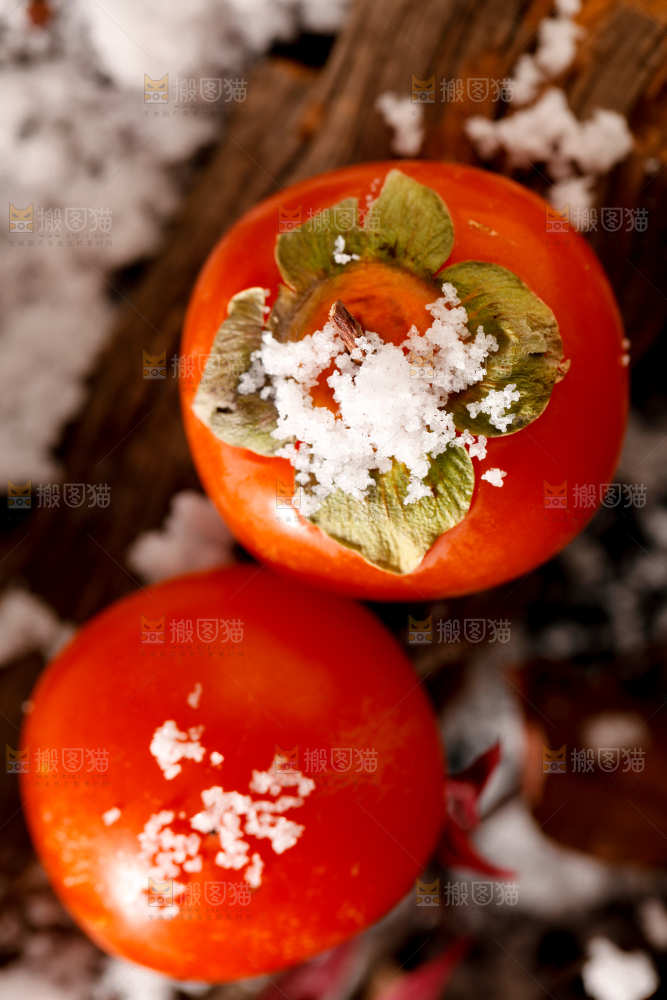 深底上的水晶柿子