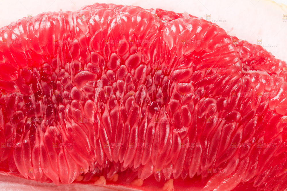 白底上放着红柚果肉