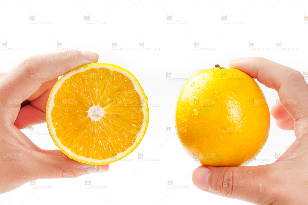 手里拿着新鲜褚橙