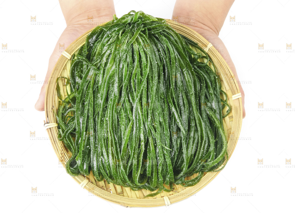 白底上的盐渍海带丝