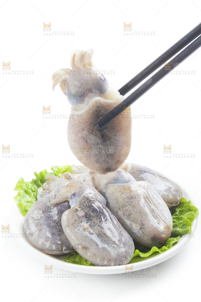盘子里装着墨鱼仔
