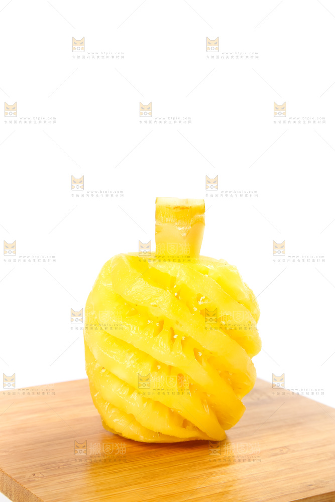 木板上的泰国去皮小菠萝