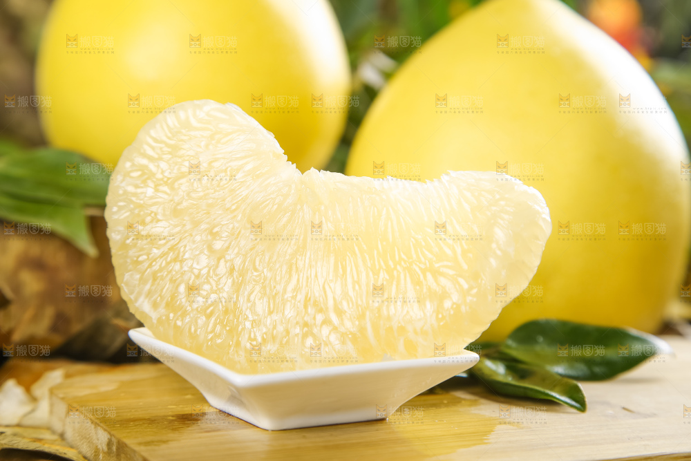 木板上的福建白肉蜜柚