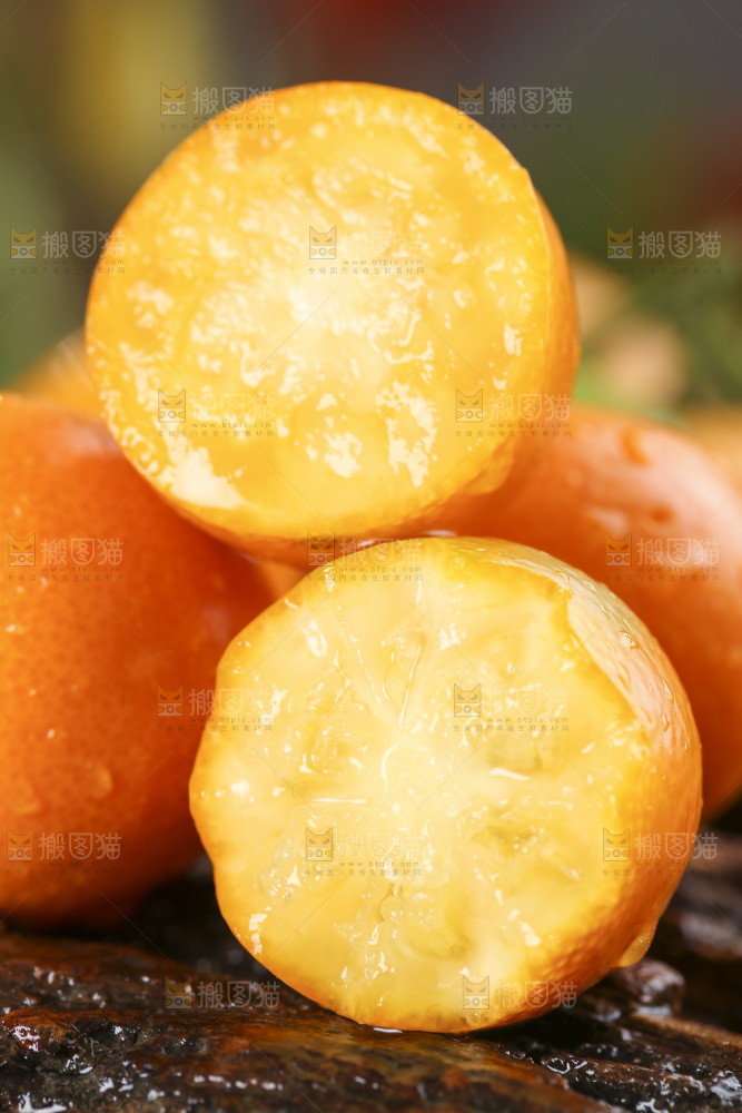 木底上放着新鲜金钱桔