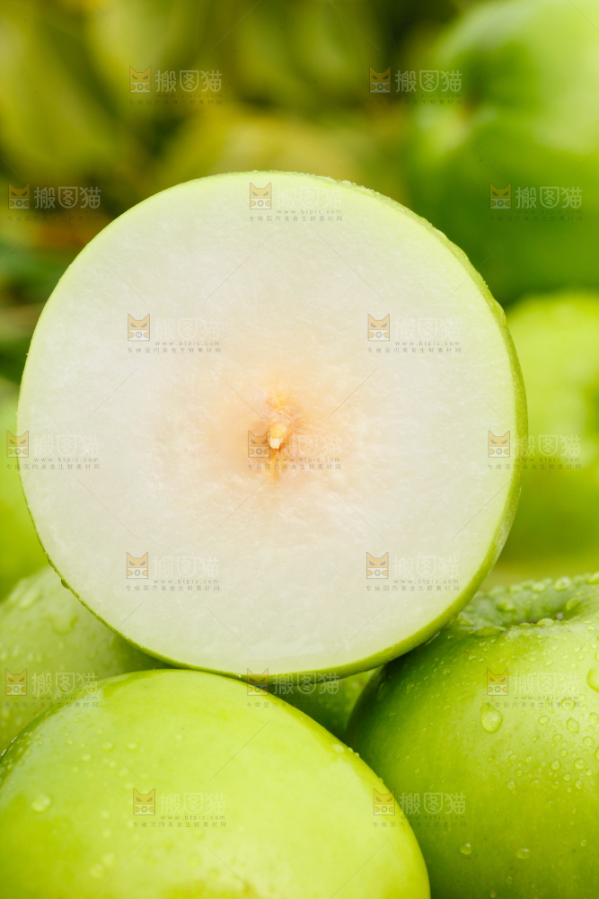 一堆新鲜牛奶青枣和半边牛奶枣果肉