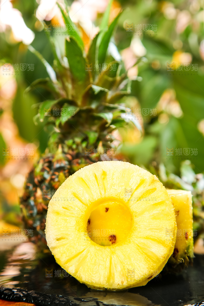 黑石板上的新鲜小菠萝