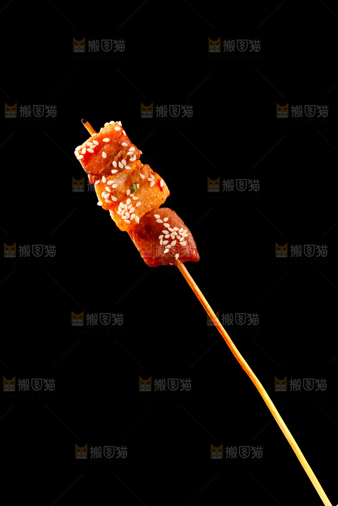 黑底上的肉串
